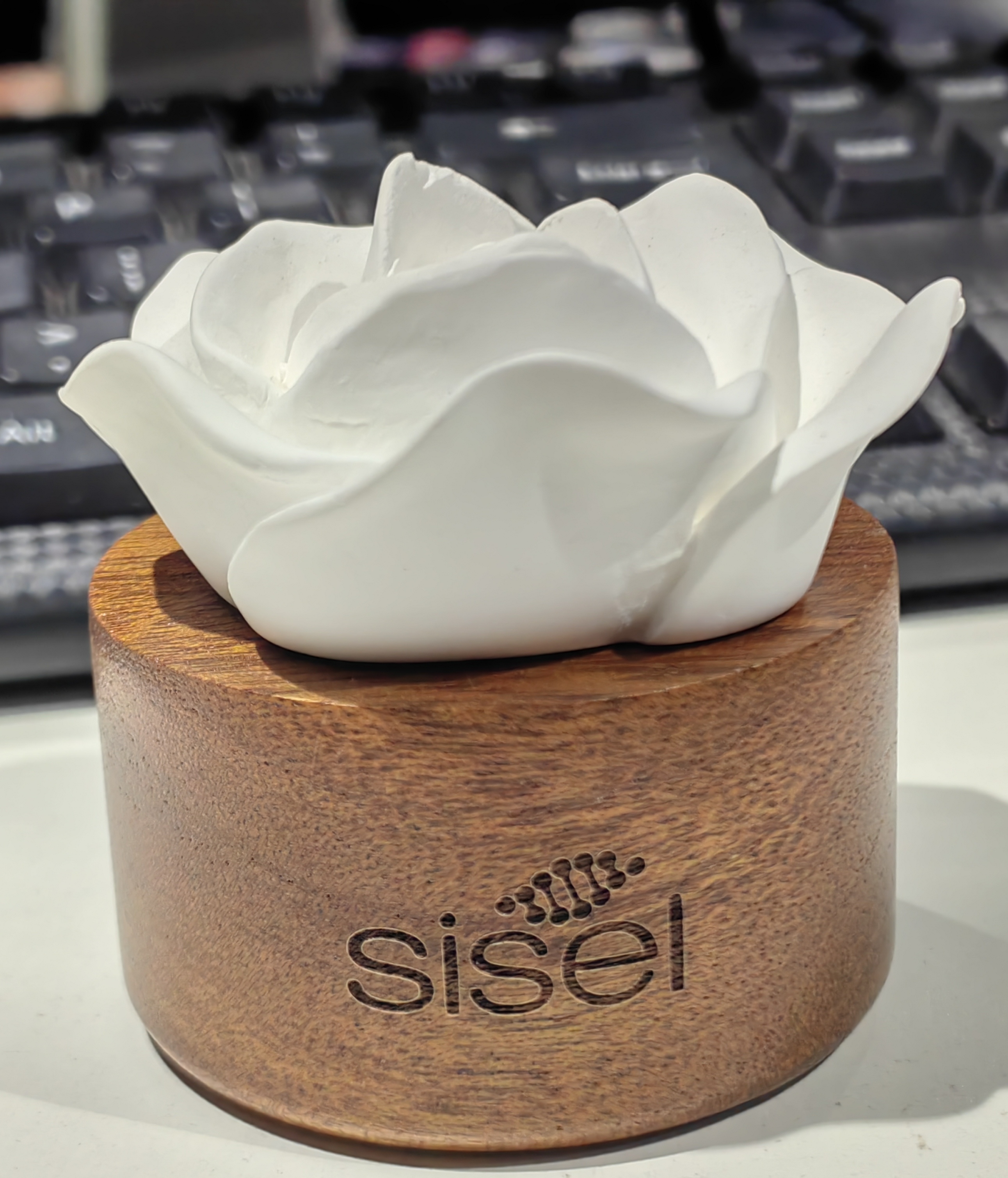 Ceramic flower: Ceramic flower base with carved logo(图1)